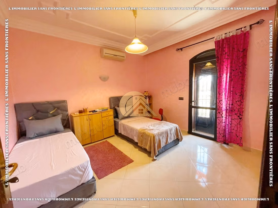 Villa completamente arredata di 260 m² ad Al Izdihar Oasis – 6 camere, due giardini privati e terrazzo con vista sulle montagne dell'Atlante