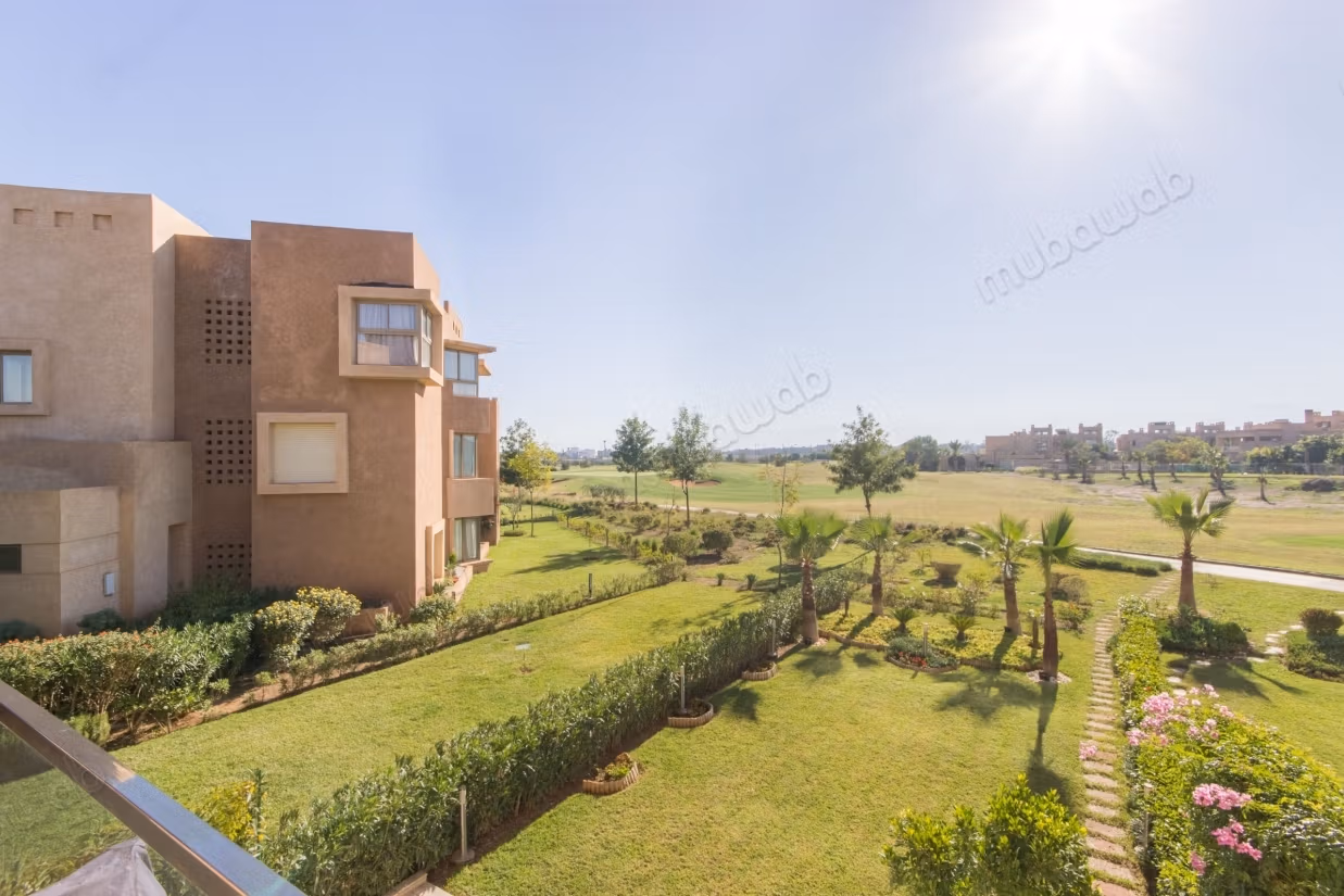 Bel Appart vuoto con terrazza e camino sul Golf