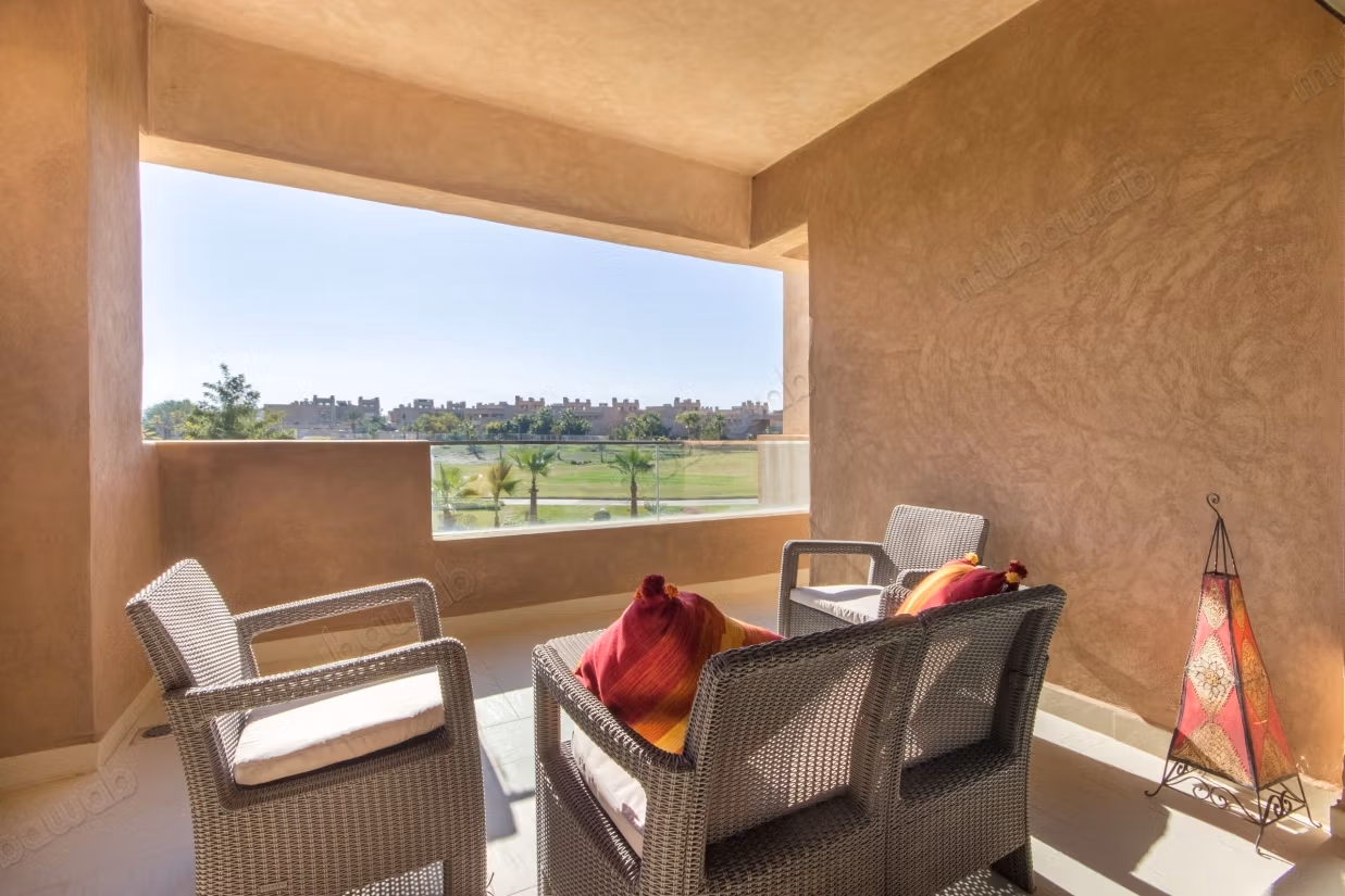 Bel Appart vuoto con terrazza e camino sul Golf