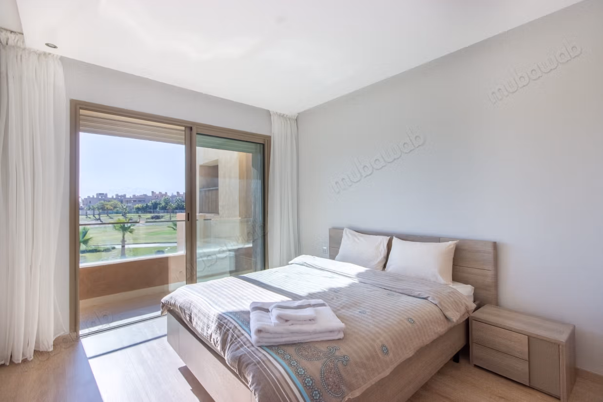 Bel Appart vuoto con terrazza e camino sul Golf