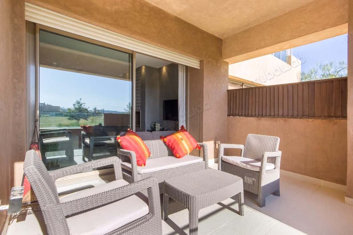 Bel Appart vuoto con terrazza e camino sul Golf