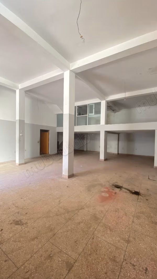 Biens commerciaux à louer dans le quartier Ahla. Surface totale de 100 m². Porte solide, résidence sécurisée