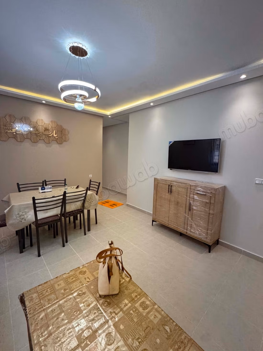 Bel appartement à louer dans la zone industrielle de Maghougha. Superficie de 65 m². Meublé.