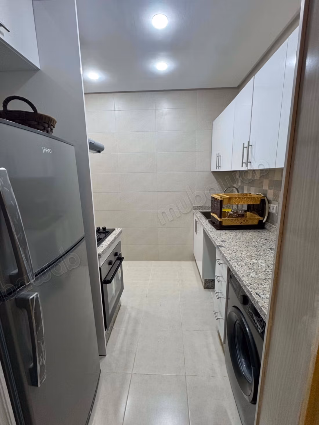Bel appartement à louer dans la zone industrielle de Maghougha. Superficie de 65 m². Meublé.