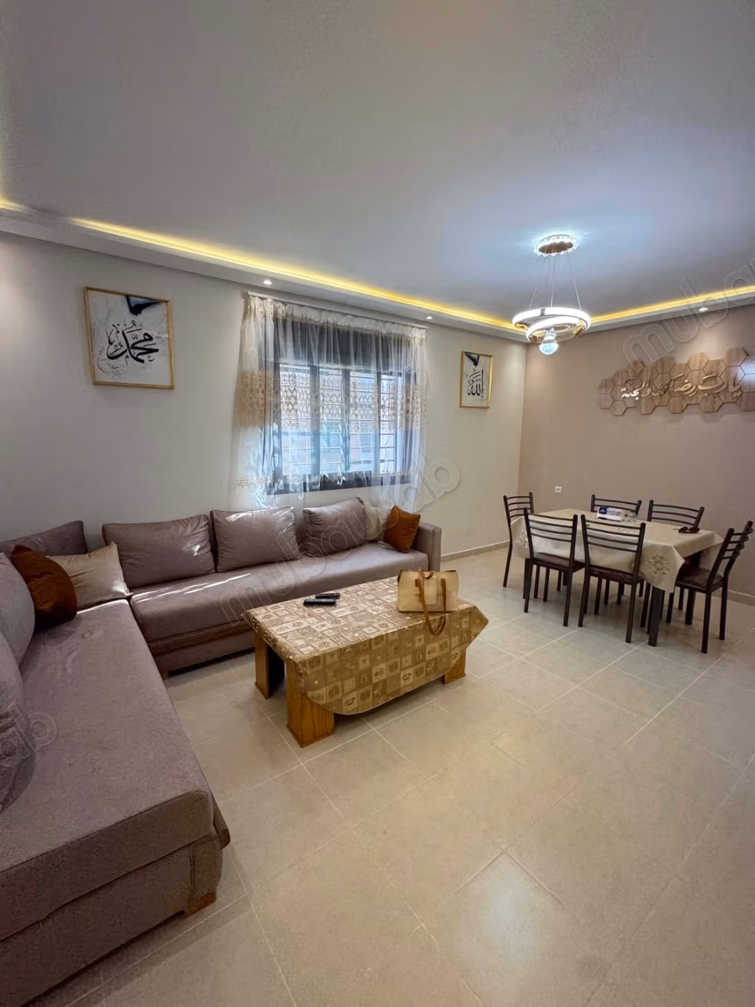 Bel appartement à louer dans la zone industrielle de Maghougha. Superficie de 65 m². Meublé.