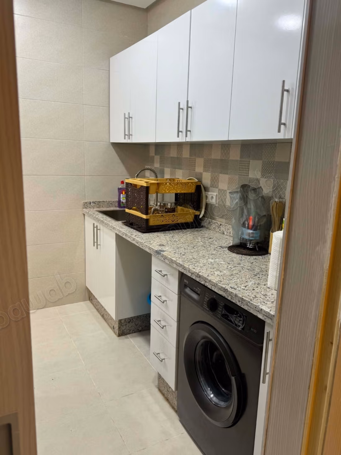 Bel appartement à louer dans la zone industrielle de Maghougha. Superficie de 65 m². Meublé.