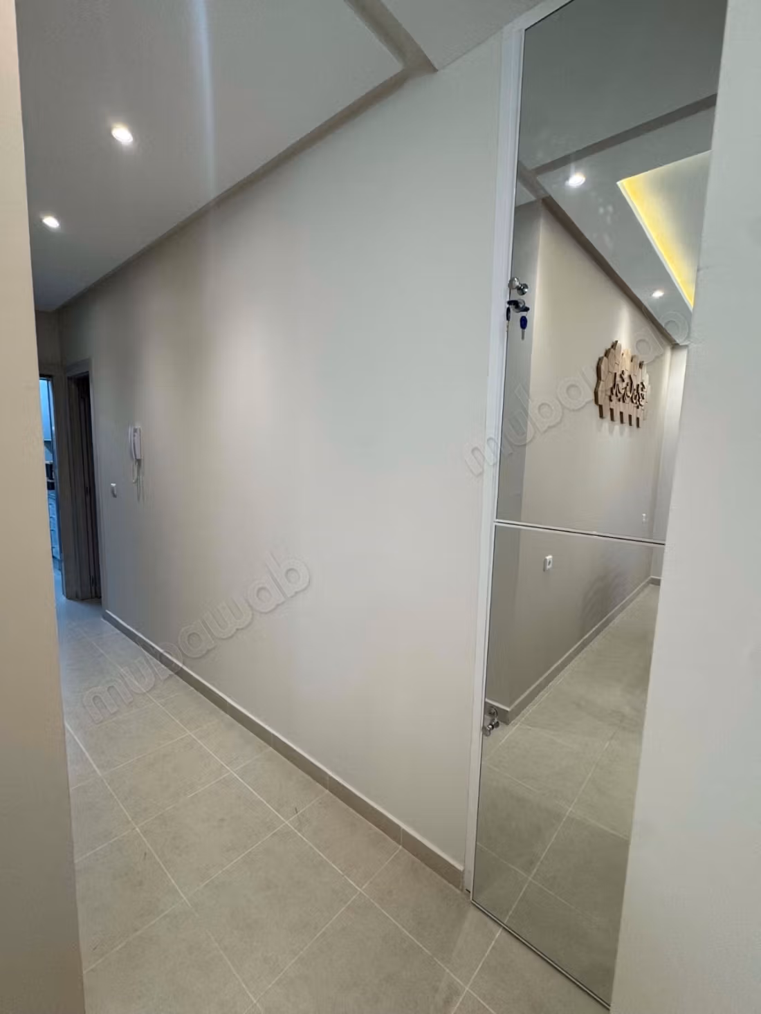 Bel appartement à louer dans la zone industrielle de Maghougha. Superficie de 65 m². Meublé.
