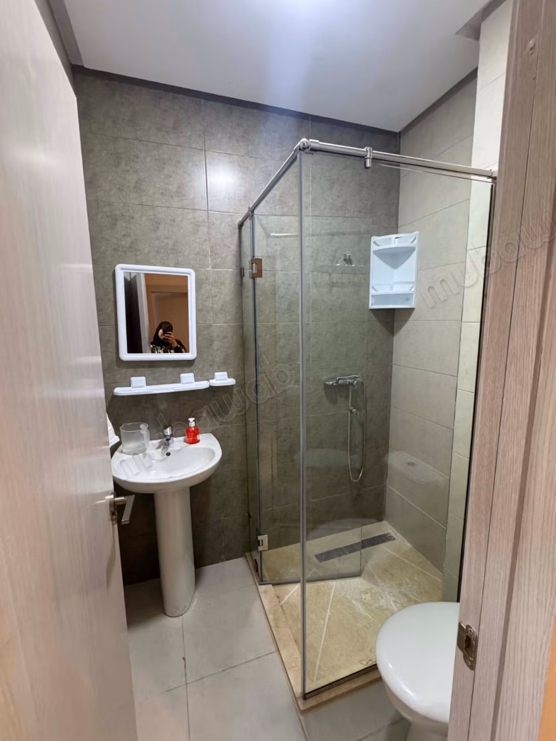 Bel appartement à louer dans la zone industrielle de Maghougha. Superficie de 65 m². Meublé.
