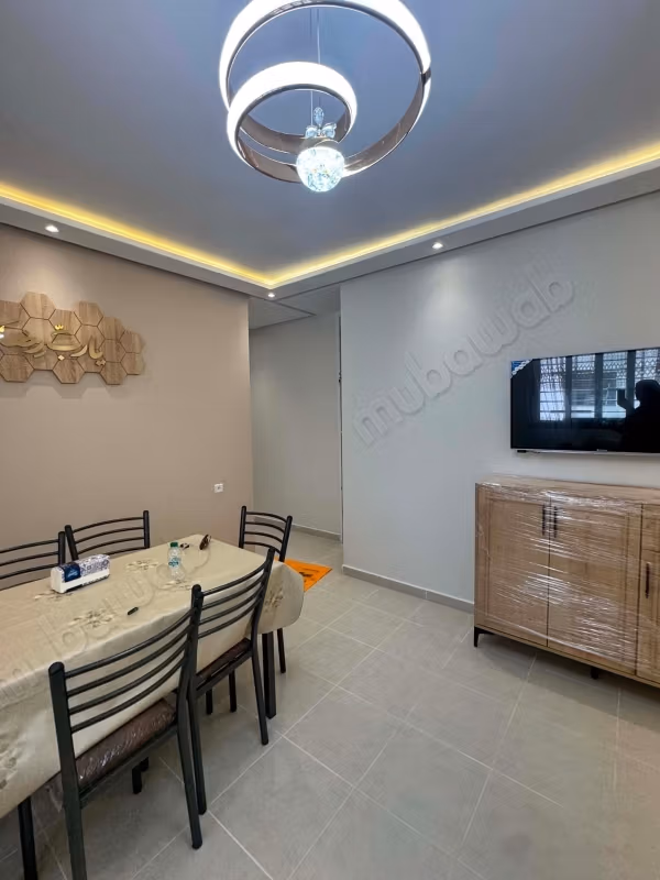 Bel appartement à louer dans la zone industrielle de Maghougha. Superficie de 65 m². Meublé.