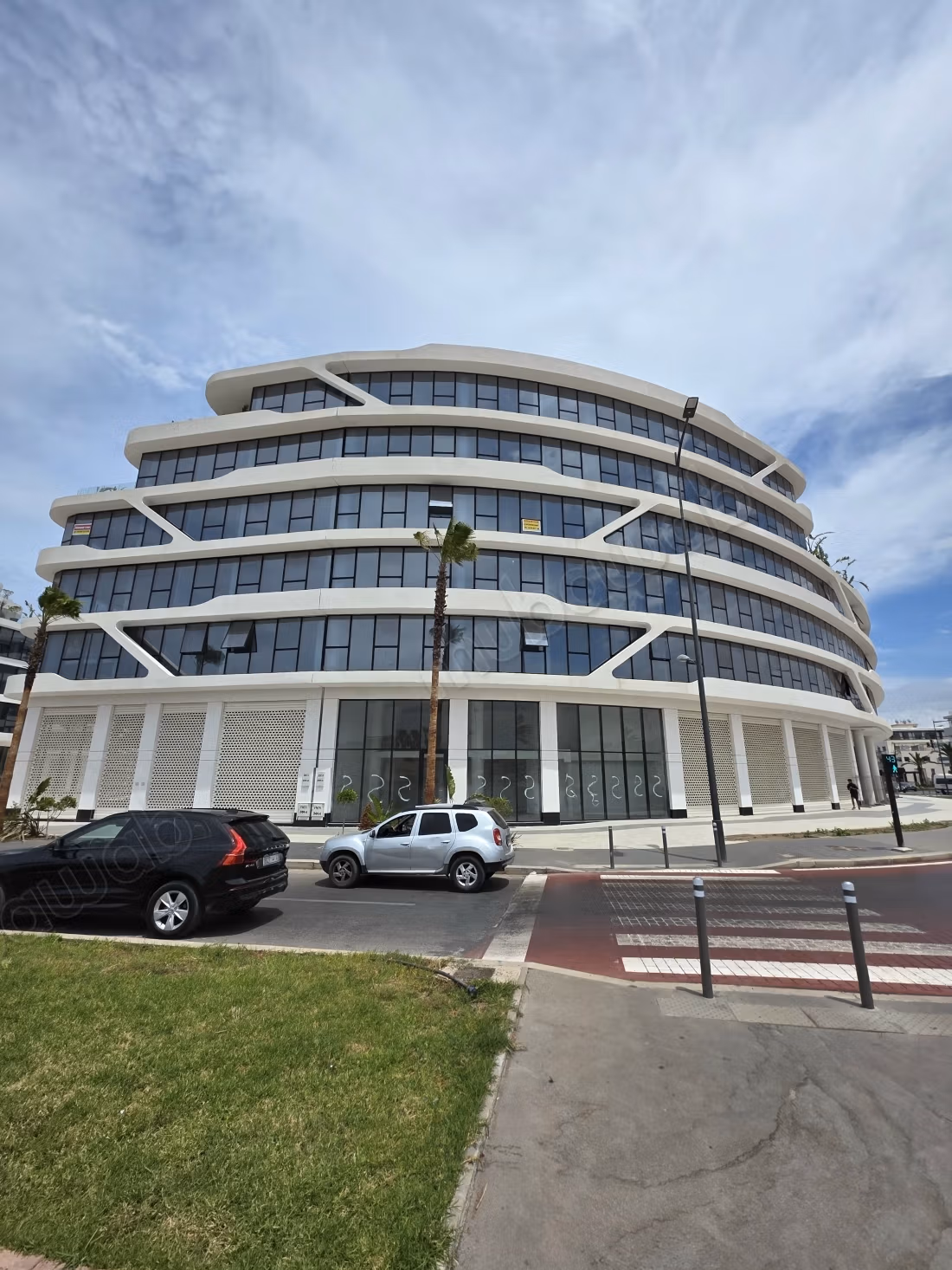 Location de bureaux à Orchidees Mannesmann. Superficie 113 m². Fenêtres double vitrage et climtisation centrale