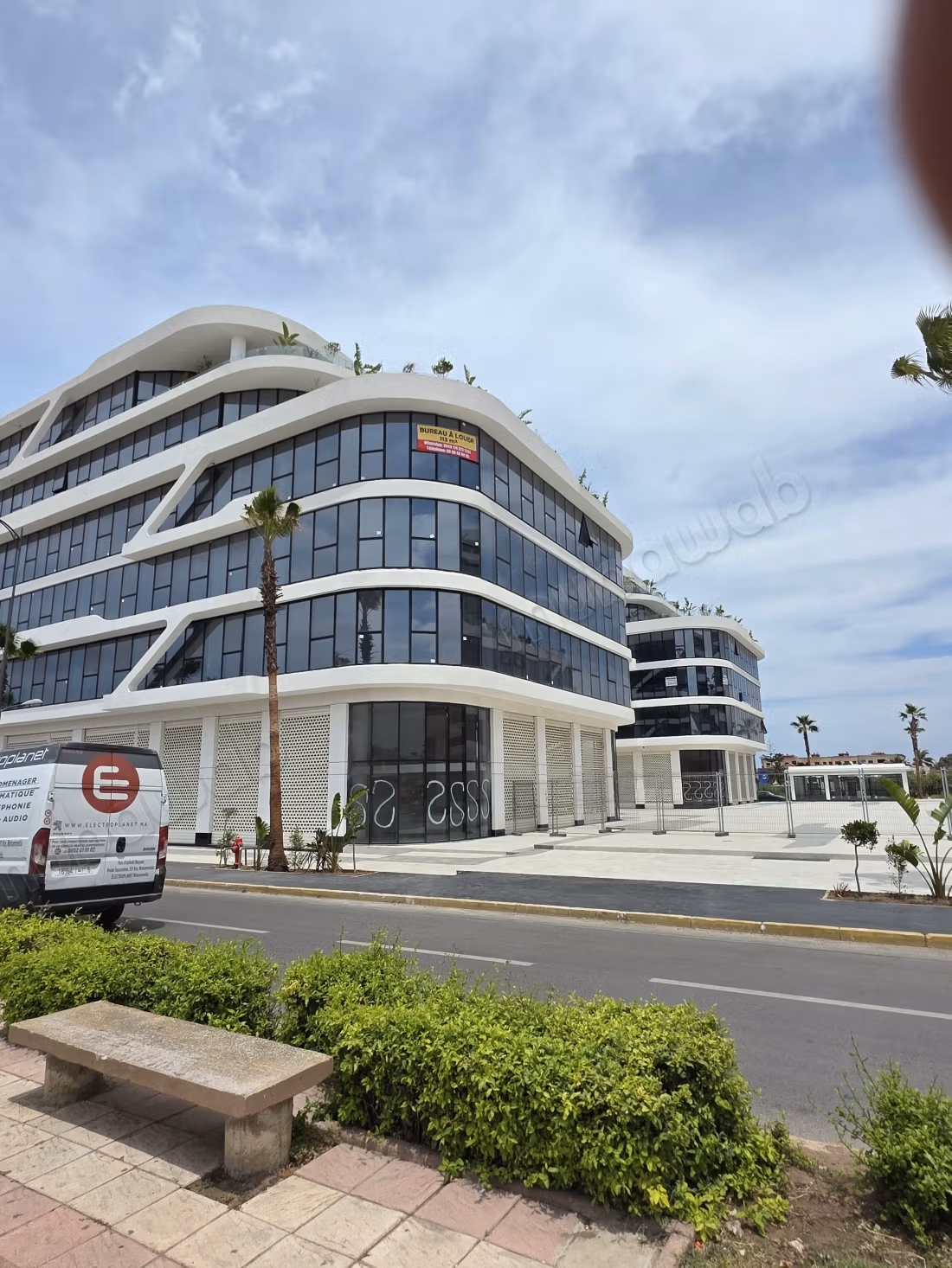 Location de bureaux à Orchidees Mannesmann. Superficie 113 m². Fenêtres double vitrage et climtisation centrale