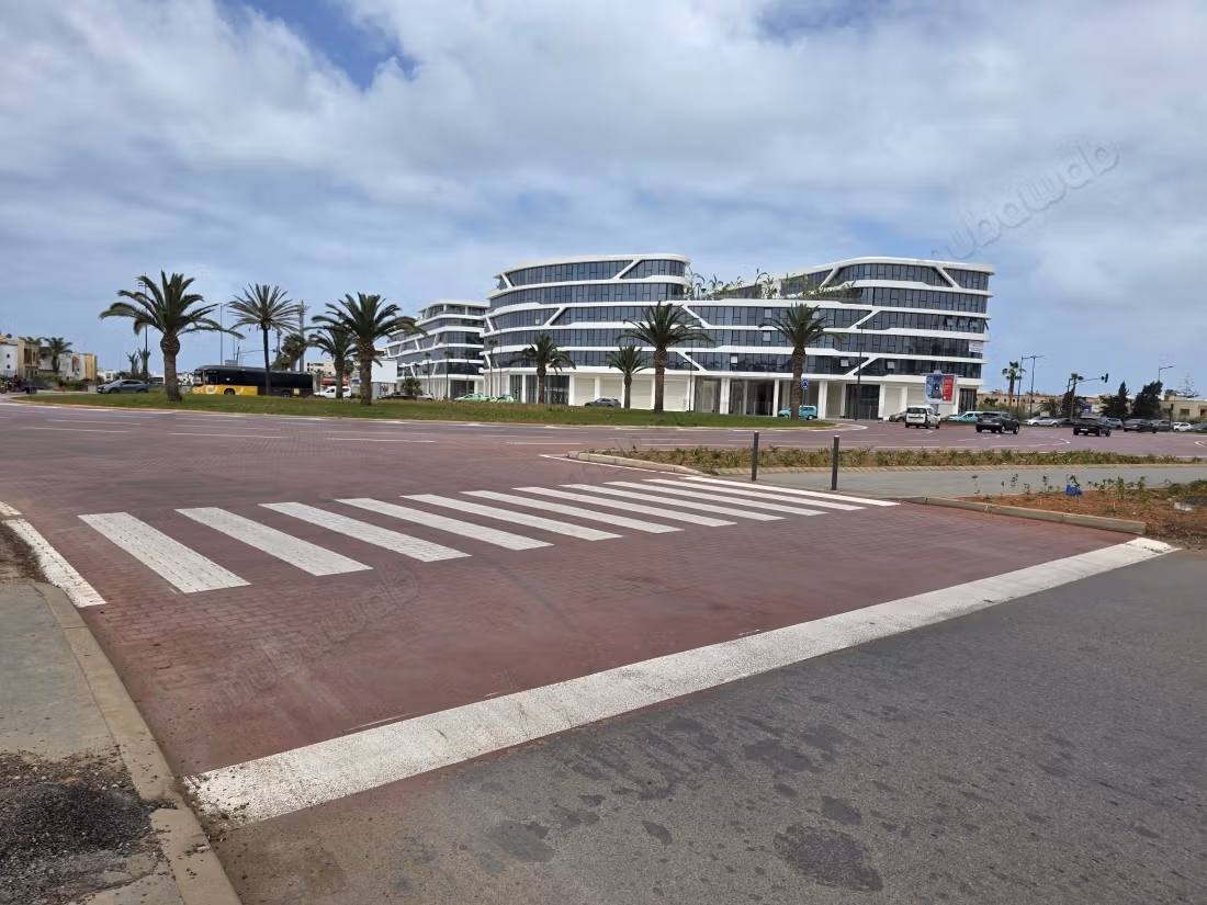 Location de bureaux à Orchidees Mannesmann. Superficie 113 m². Fenêtres double vitrage et climtisation centrale