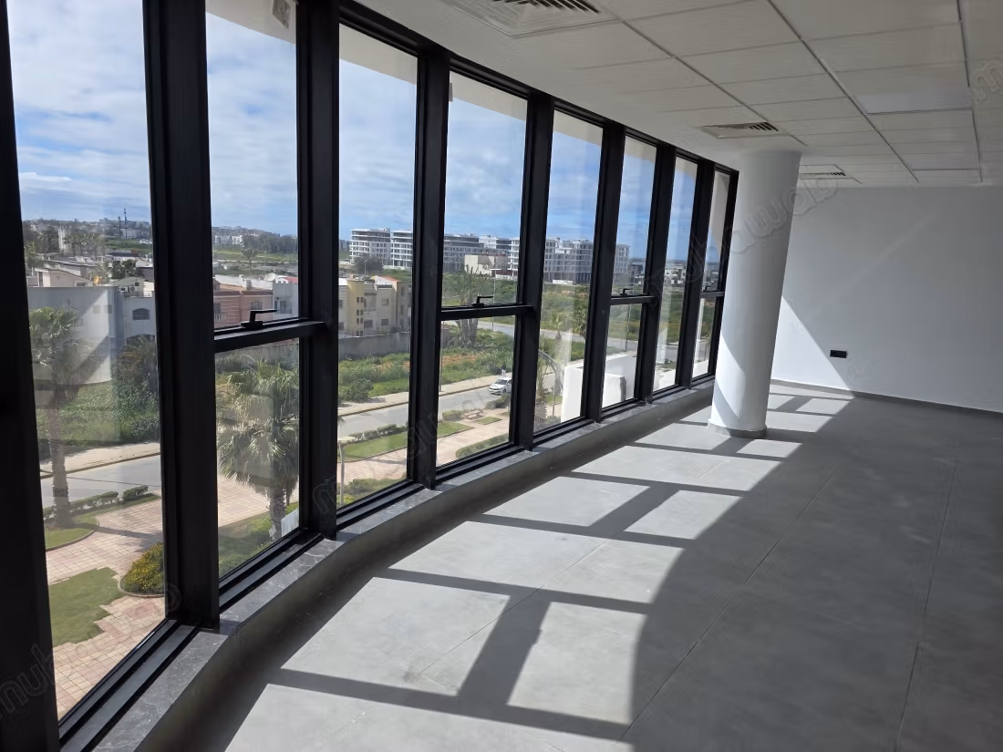 Location de bureaux à Orchidees Mannesmann. Superficie 113 m². Fenêtres double vitrage et climtisation centrale