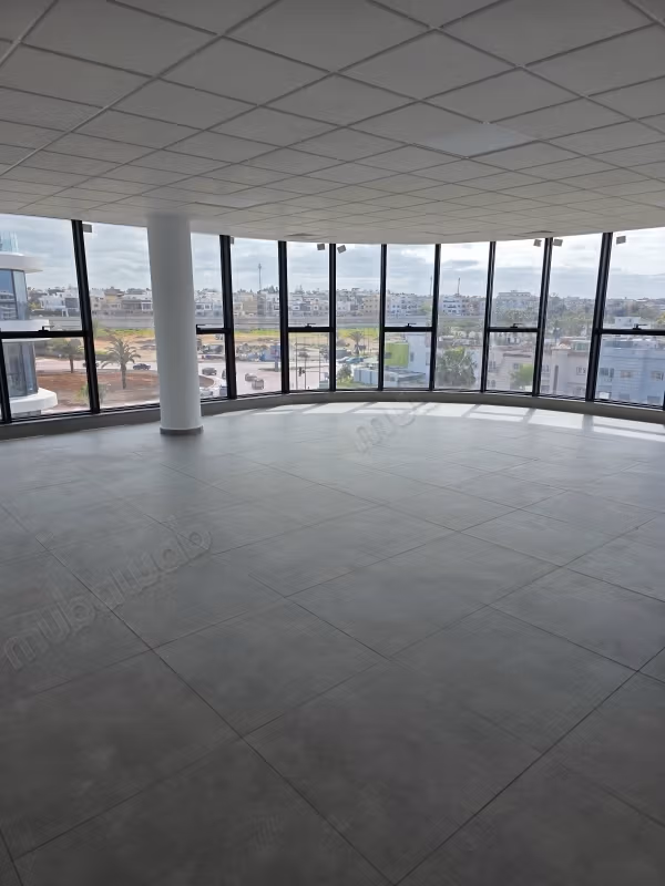 Location de bureaux à Orchidees Mannesmann. Superficie 113 m². Fenêtres double vitrage et climtisation centrale