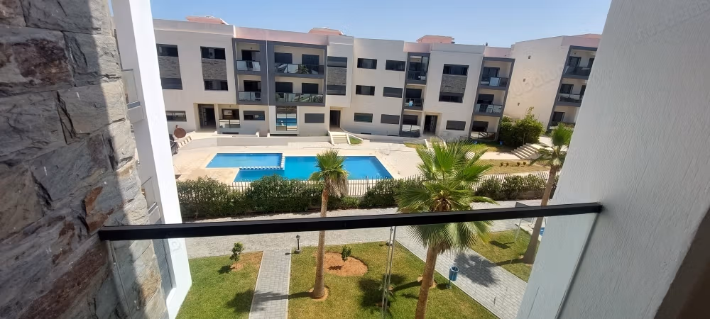 Bel appartement en location à Harhoura. 2 chambres agréables. Prestation de conciergerie, belle Piscine