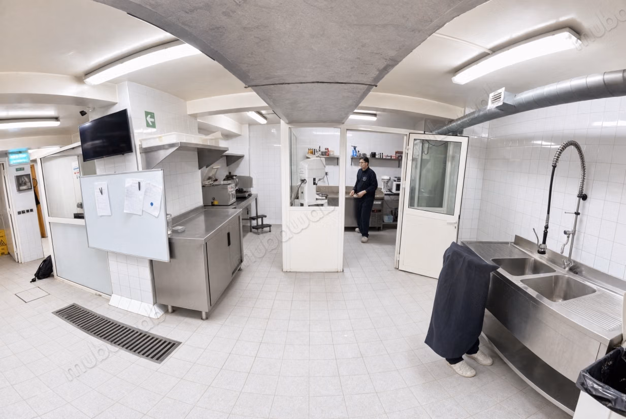 Laboratoire de cuisine équipé – 350 m², maârif à louer