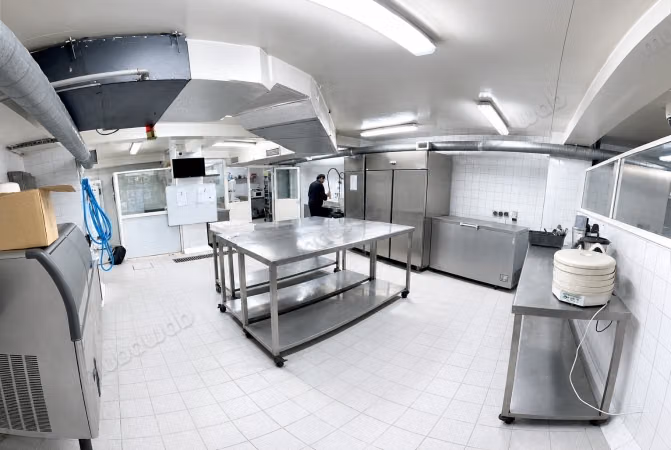 Laboratoire de cuisine équipé – 350 m², maârif à louer