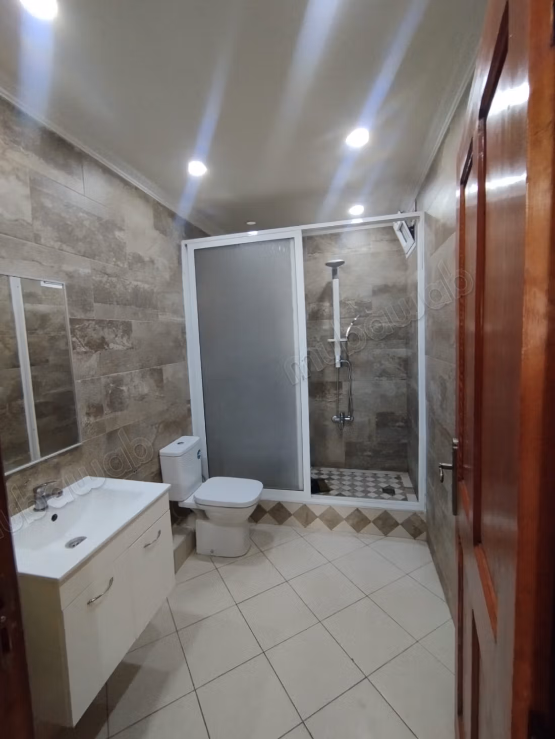 Louez cet appartement à Mimosas. 
Surface totale 130 m². 
Ascenseur