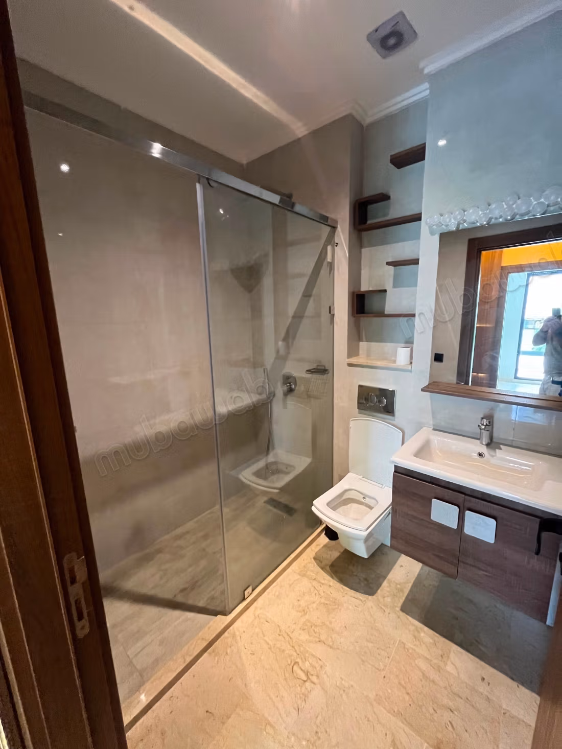 Appartement à louer à Californie. 
3 belles chambres. 
Bien meublé