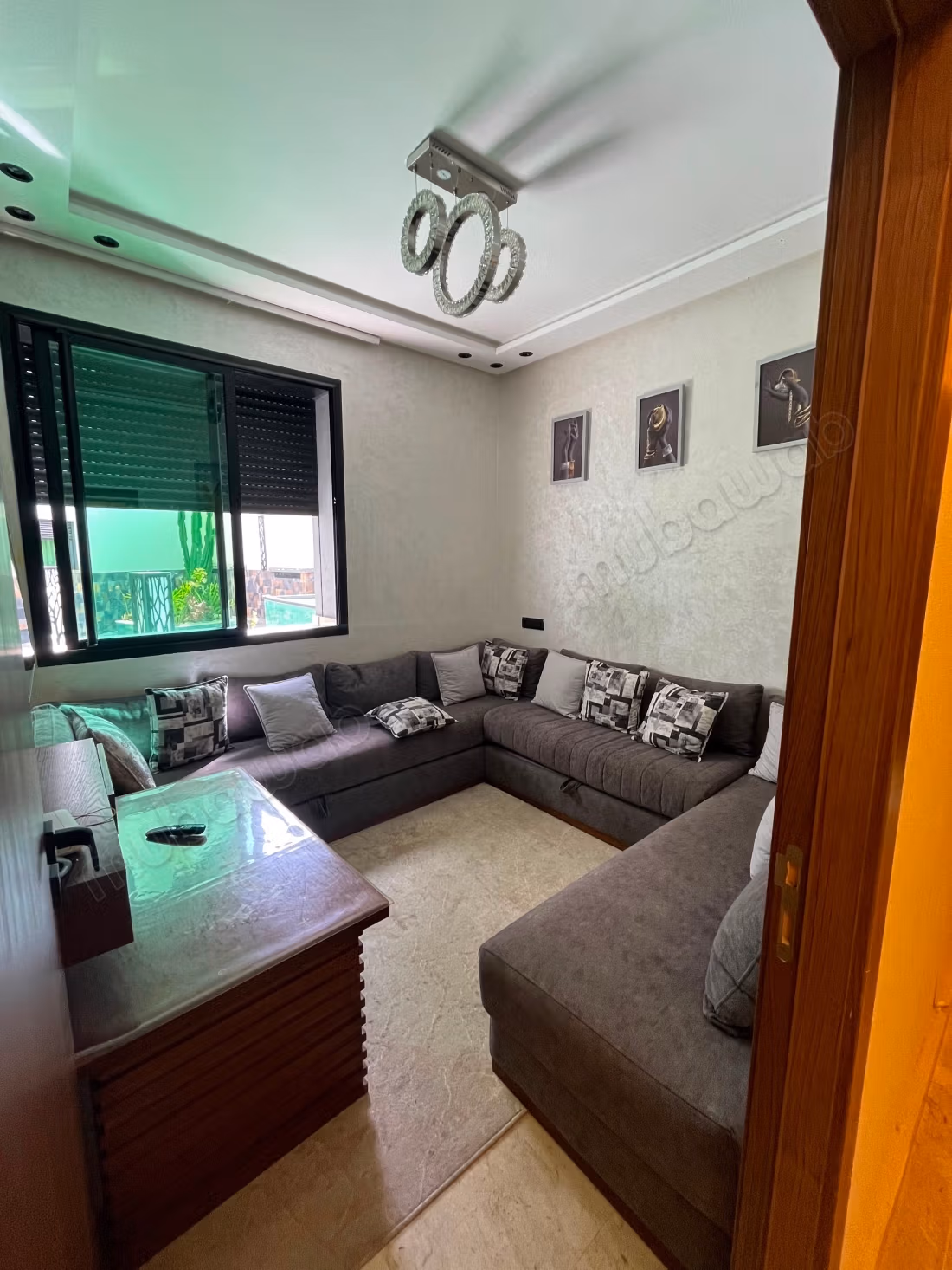 Appartement à louer à Californie. 
3 belles chambres. 
Bien meublé