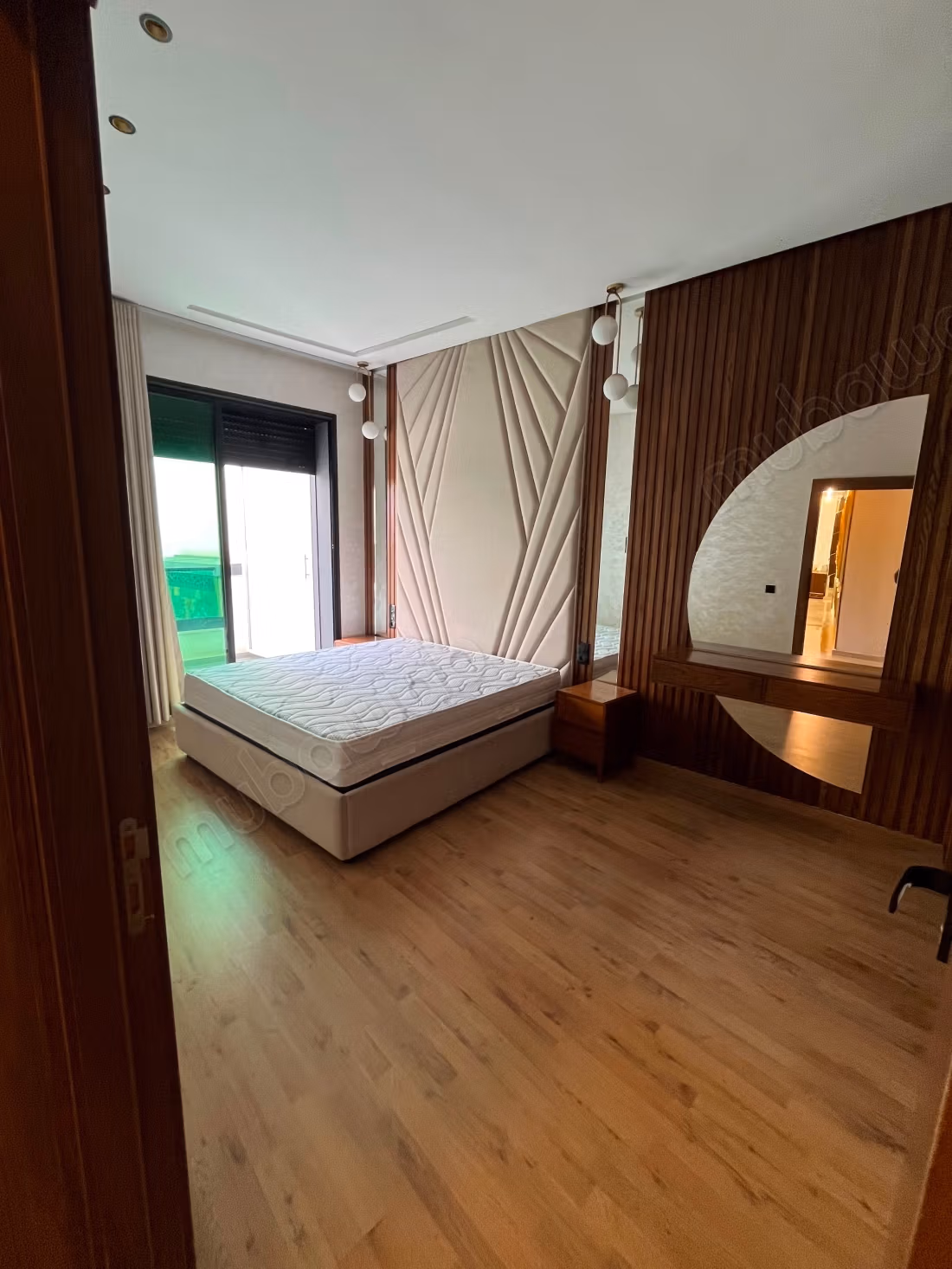 Appartement à louer à Californie. 
3 belles chambres. 
Bien meublé