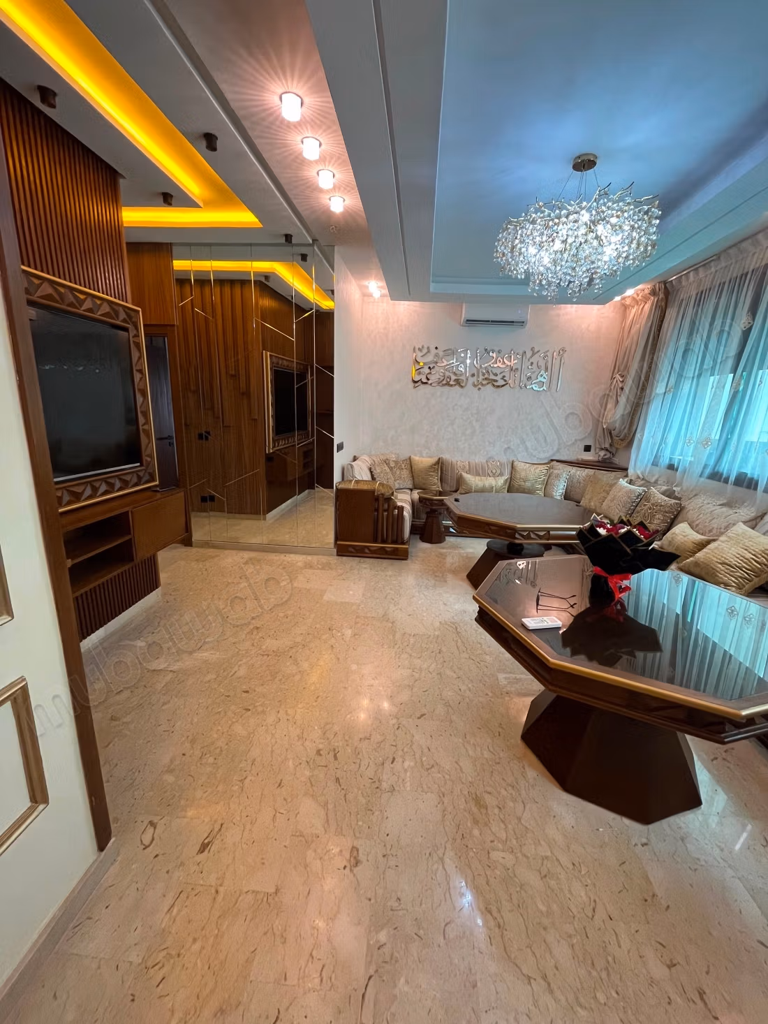 Appartement à louer à Californie. 
3 belles chambres. 
Bien meublé