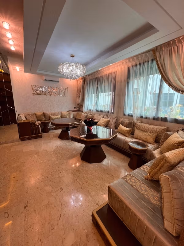 Appartement à louer à Californie. 
3 belles chambres. 
Bien meublé
