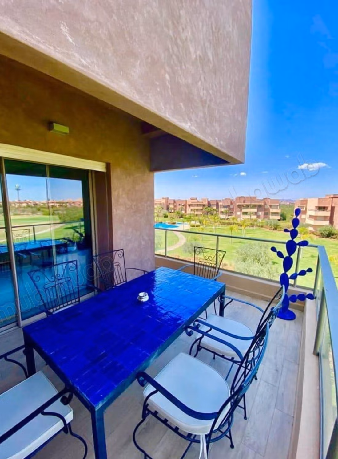 Location Meublé 3 chambres terasse vu sur golf piscine parking