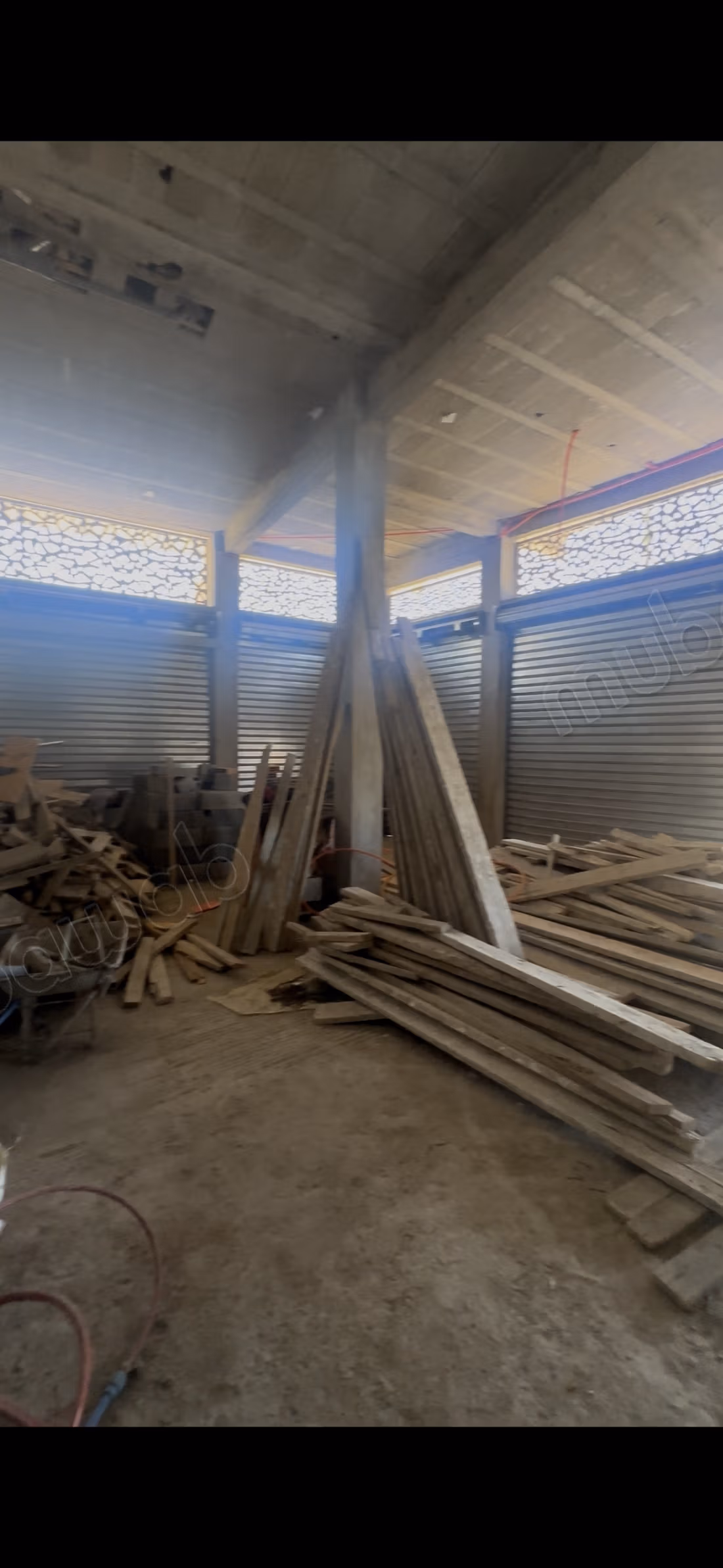 Local commercial  Surface totale de 180 m²