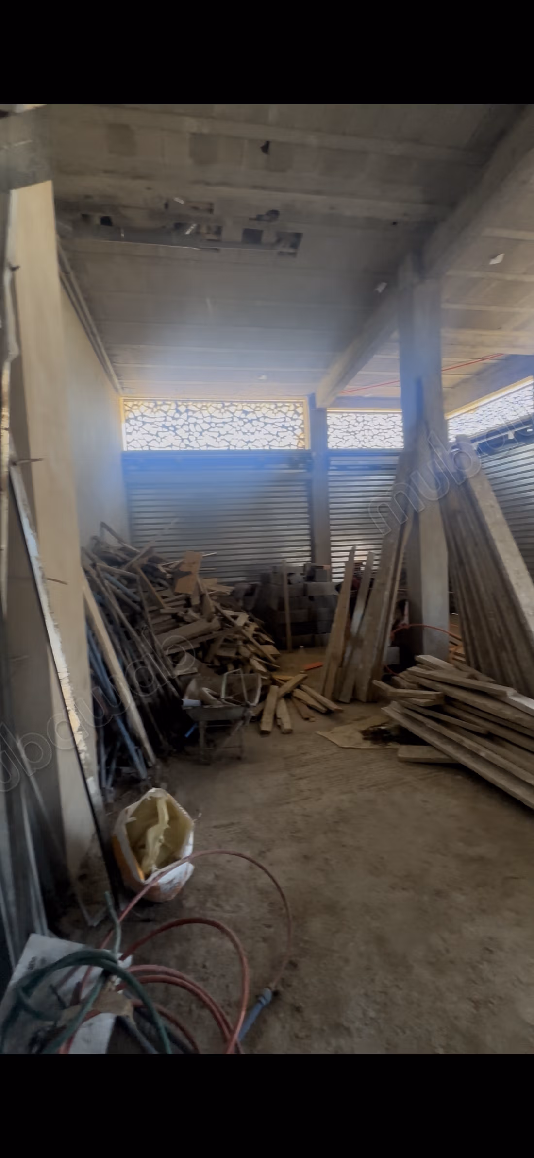 Local commercial  Surface totale de 180 m²