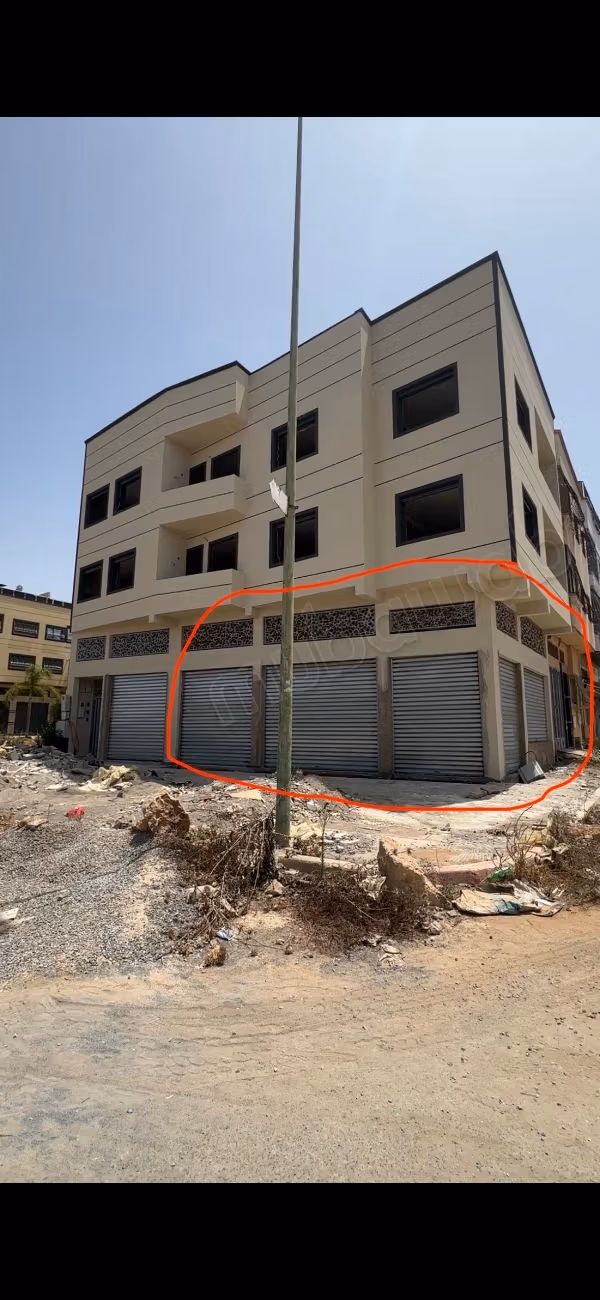 Local commercial  Surface totale de 180 m²