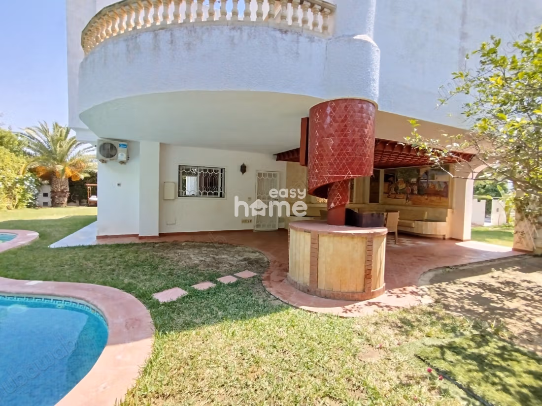 Villa meublée de 360m² sur un terrain de 740m²