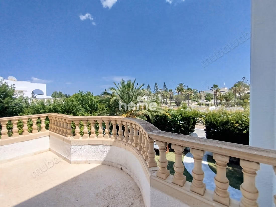 Villa meublée de 360m² sur un terrain de 740m²