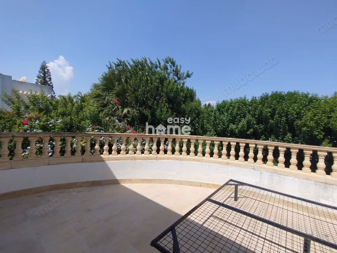 Villa meublée de 360m² sur un terrain de 740m²