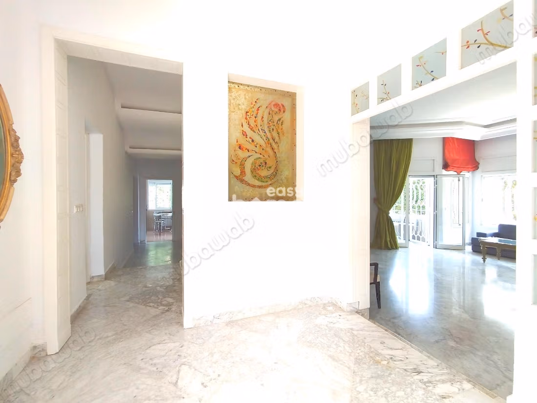 Villa meublée de 360m² sur un terrain de 740m²