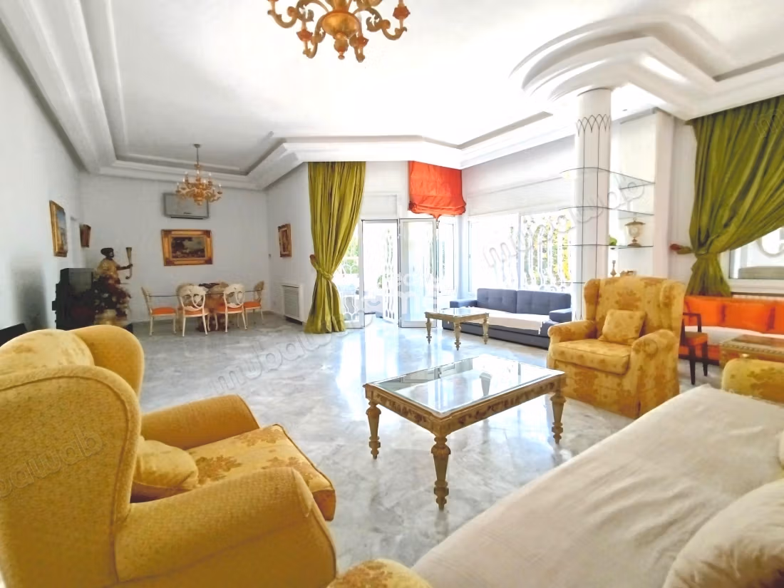 Villa meublée de 360m² sur un terrain de 740m²