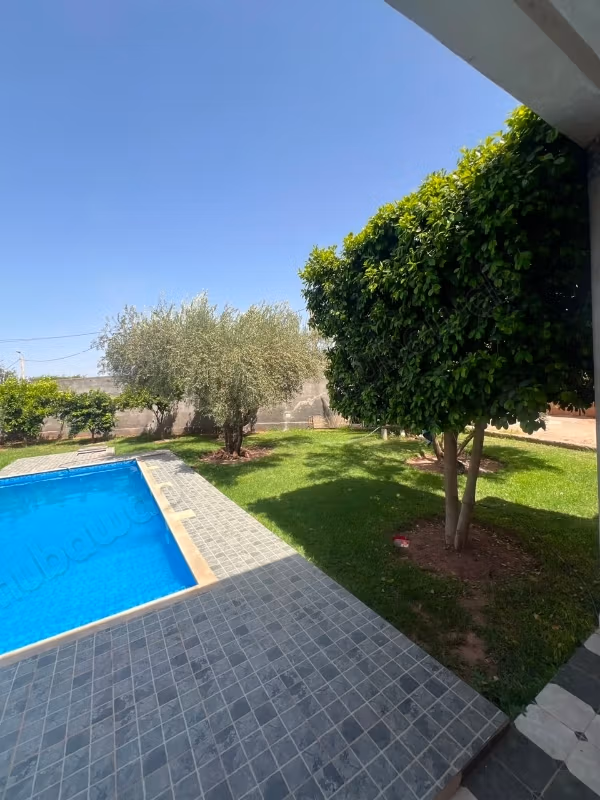 Belle Villa, non meublée, piscine jardine 14k