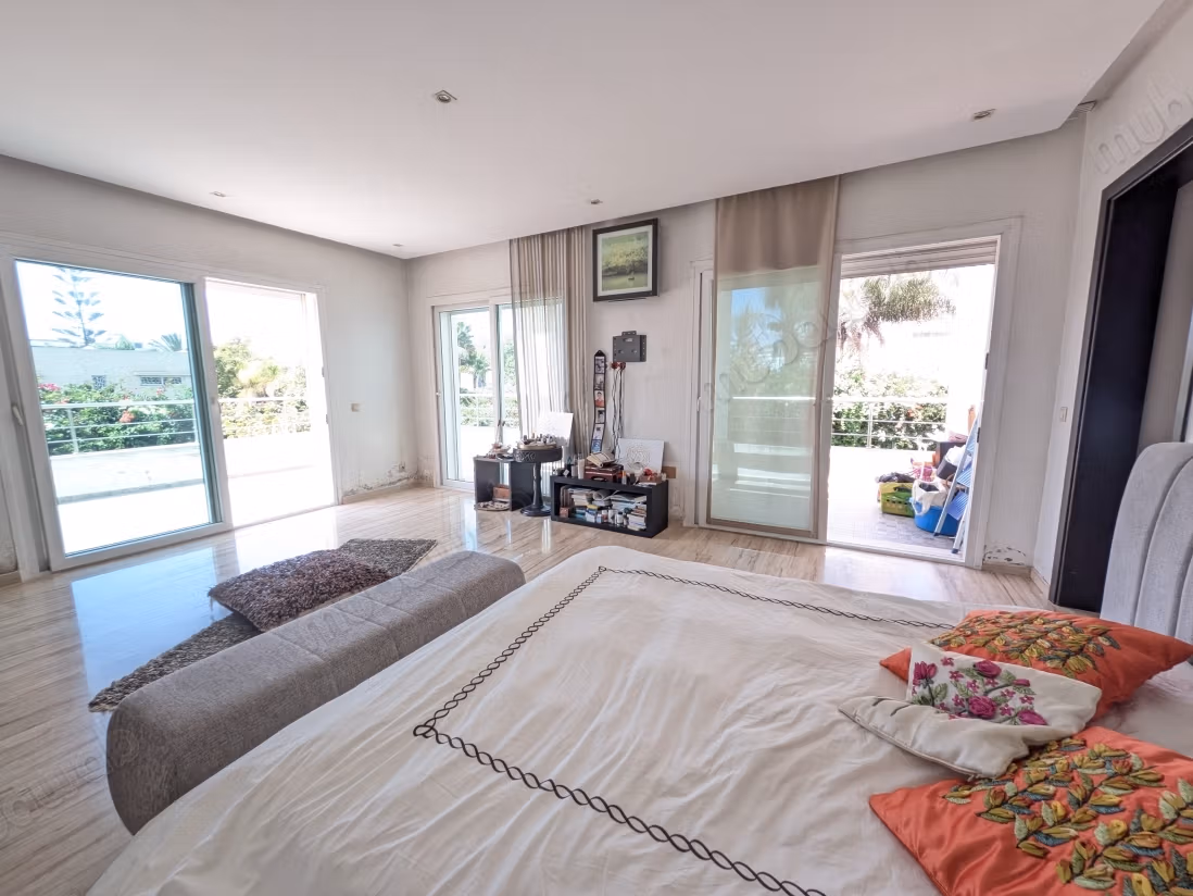 Maison de luxe à vendre à Bouskoura. 8 pièces confortables. Belle terrasse et jardin