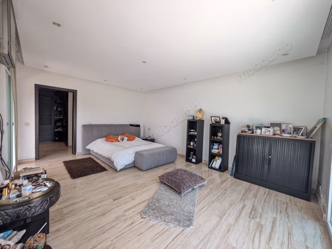 Maison de luxe à vendre à Bouskoura. 8 pièces confortables. Belle terrasse et jardin