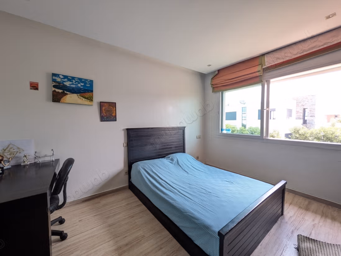Maison de luxe à vendre à Bouskoura. 8 pièces confortables. Belle terrasse et jardin