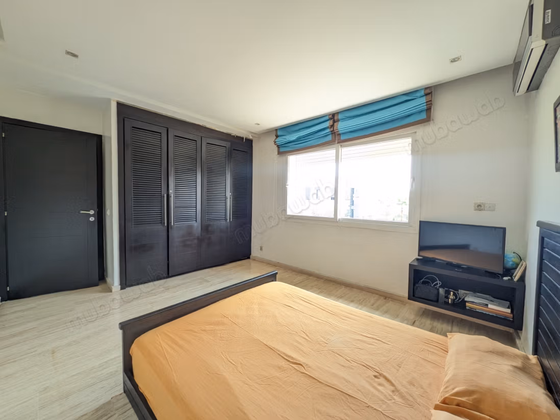 Maison de luxe à vendre à Bouskoura. 8 pièces confortables. Belle terrasse et jardin