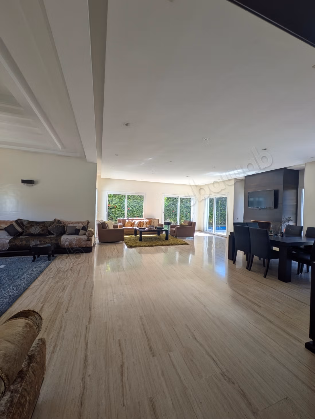 Maison de luxe à vendre à Bouskoura. 8 pièces confortables. Belle terrasse et jardin