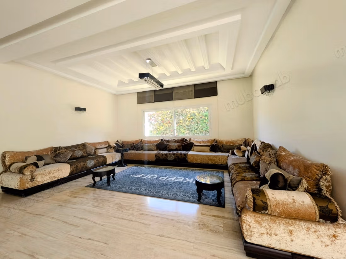 Maison de luxe à vendre à Bouskoura. 8 pièces confortables. Belle terrasse et jardin