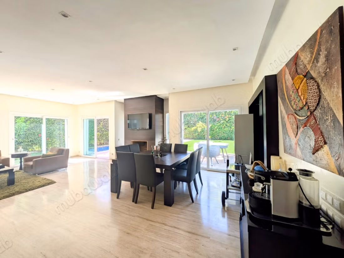 Maison de luxe à vendre à Bouskoura. 8 pièces confortables. Belle terrasse et jardin