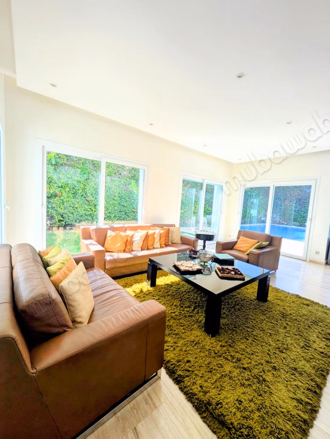 Maison de luxe à vendre à Bouskoura. 8 pièces confortables. Belle terrasse et jardin