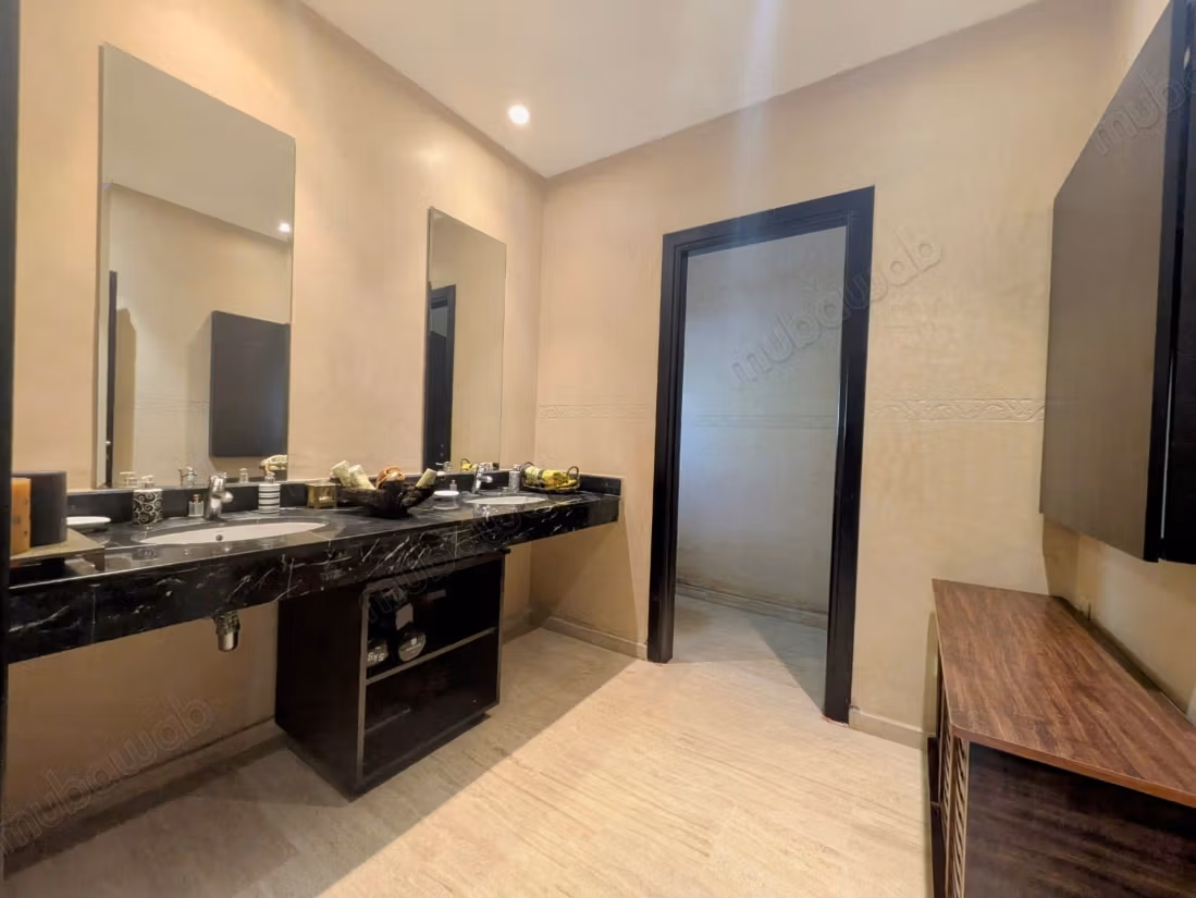 Maison de luxe à vendre à Bouskoura. 8 pièces confortables. Belle terrasse et jardin