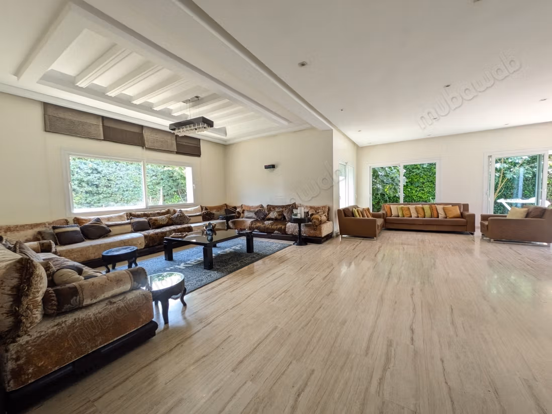 Maison de luxe à vendre à Bouskoura. 8 pièces confortables. Belle terrasse et jardin