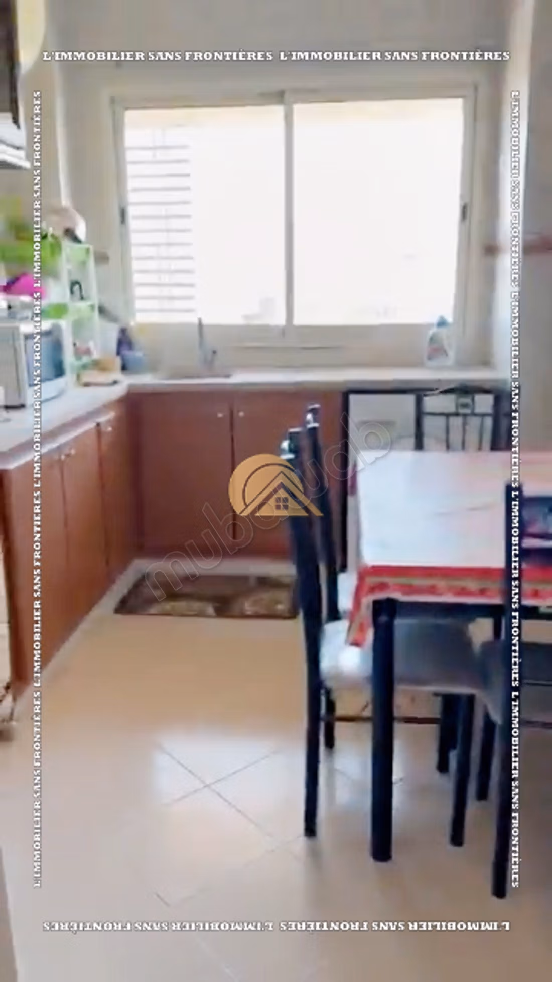 Appartement meublé de 77 m² à Azzouzia – 2 chambres, terrasse et résidence calme avec parking