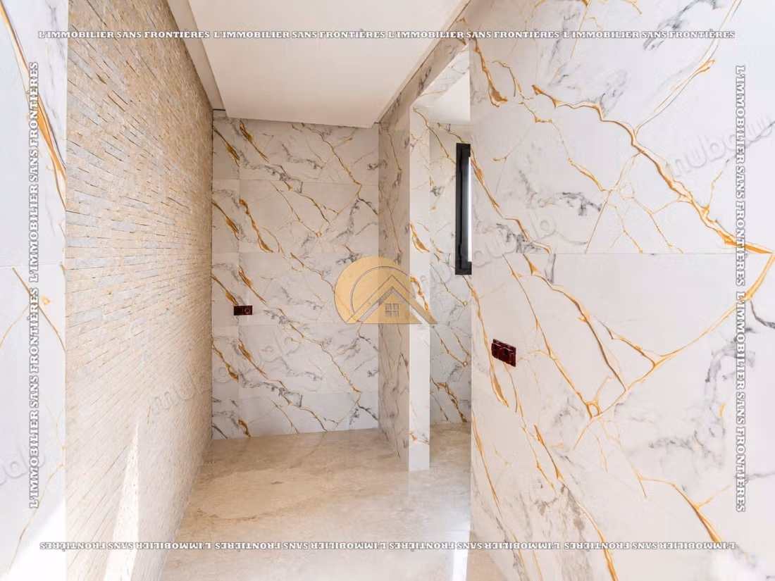 Villa vide de 470 m² à Targa – 4 habitaciones, suite, piscina privada y jardín