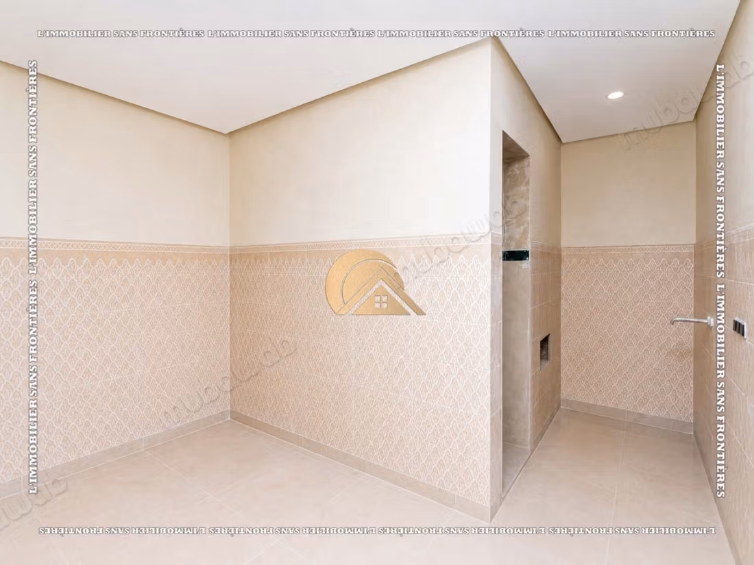 Villa vide de 470 m² à Targa – 4 habitaciones, suite, piscina privada y jardín
